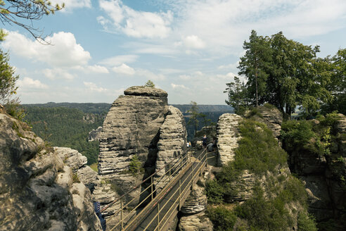 Deutschland, Sachsen, Brücke im Elbsandsteingebirge - MSF004097