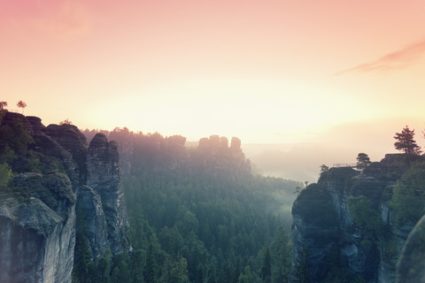 Deutschland, Sachsen, Blick nach Gansfels am Elbsandsteingebirge im Morgennebel, lizenzfreies Stockfoto