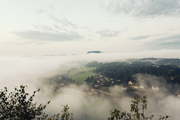 Deutschland, Sachsen, Elbsandsteingebirge im Nebel - MSF004119