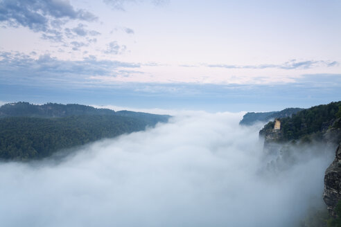 Deutschland, Sachsen, Elbsandsteingebirge, Blick zum Wartturm von der Basteibrücke im Nebel - MSF004135