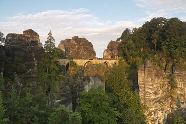 Deutschland, Sachsen, Elbsandsteingebirge, Blick zur Basteibrücke - MSF004125