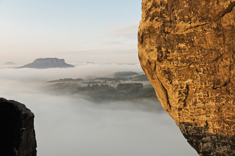 Deutschland, Sachsen, Morgennebel im Elbsandsteingebirge, lizenzfreies Stockfoto