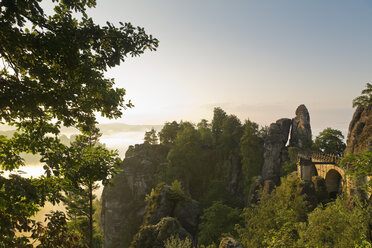 Deutschland, Sachsen, Elbsandsteingebirge, Blick zur Basteibrücke - MSF004129