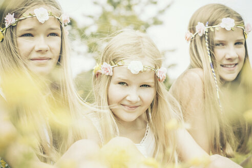 Porträt von drei Mädchen mit Blumenkränzen - GDF000366