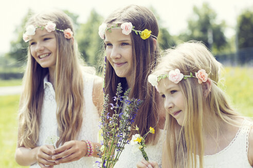 Porträt von drei Mädchen mit Blumenkränzen - GDF000374