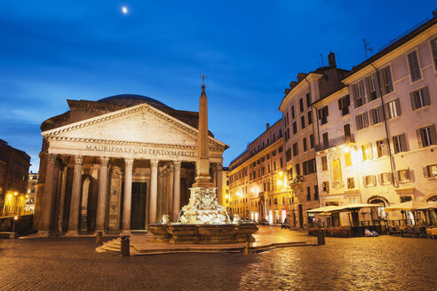 Italien, Latium, Rom, Pantheon, Piazza della Rotonda und Springbrunnen am Abend - GW003105