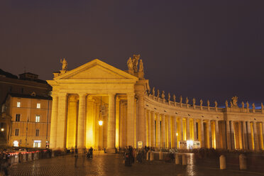 Italien, Rom, Arkaden auf dem Petersplatz am Abend - GW003112