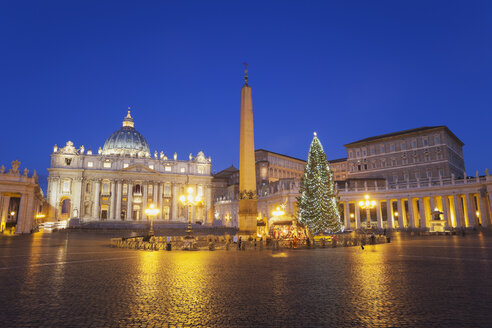 Italien, Vatikan, Rom, Piazza San Pietro, Petersdom und Weihnachtsbaum am Morgen - GW003113