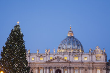 Italien, Vatikan, Rom, Petersdom und Weihnachtsbaum am Morgen - GW003114