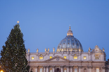 Italy, Vatican, Rome, St. Peter's Basilica and christmas tree in the morning - GW003114