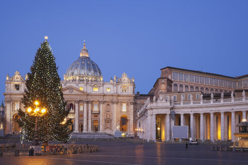 Italien, Vatikan, Rom, Piazza San Pietro, Petersdom und Weihnachtsbaum am Morgen - GW003115
