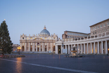 Italy, Vatican, Rome, Piazza San Pietro, St. Peter's Basilica and christmas tree in the morning - GW003116