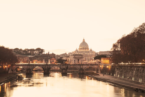 Italien, Rom, Petersdom und Engelsbrücke am Abend - GW003117