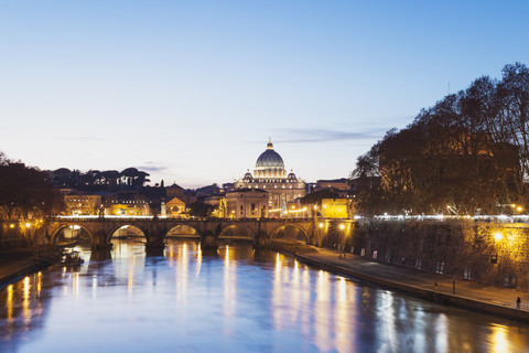 Italien, Rom, Petersdom und Engelsbrücke am Abend, lizenzfreies Stockfoto