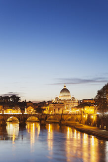 Italien, Rom, Petersdom und Engelsbrücke am Abend - GW003119