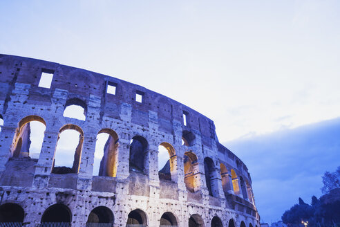 Italien, Latium, Rom, Kolosseum am Abend - GW003124