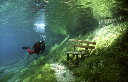 Österreich, Steiermark, Tragoess, Grüner See, Taucher vor einer Parkbank - YRF000049