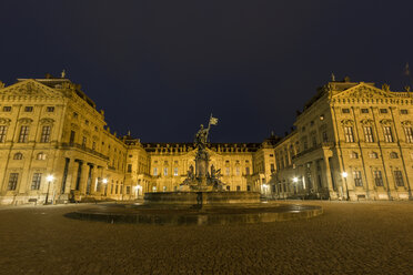 Deutschland, Bayern, Würzburg, Würzburger Residenz, Fränkischer Springbrunnen in der Nacht - SJF000119