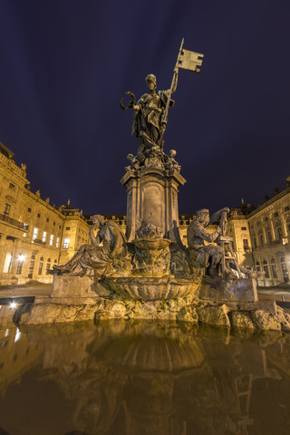 Deutschland, Bayern, Würzburg, Würzburger Residenz, Brunnenfigur Franken in der Nacht, lizenzfreies Stockfoto