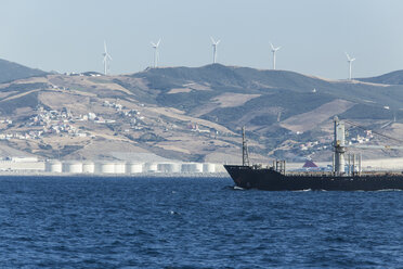 Marokko, Tanger, Meerenge von Gibraltar, Frachtschiff, Windpark und Raffinerie an der Küste - KBF000112