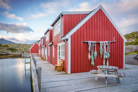 Norwegen, Lofoten, Vestvagoey, Kabelvag, Blick auf traditionelle Rorbuer-Häuser, lizenzfreies Stockfoto