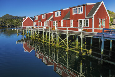 Norwegen, Lofoten, Vestvagoey, Kabelvag, Blick auf traditionelle Rorbuer-Häuser - PUF000033