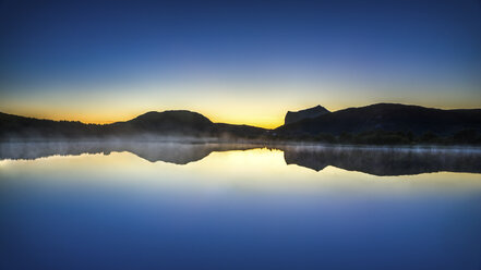 Norwegen, Lofoten, Vestvagoey, Blick auf Leknes in der Dämmerung - PUF000034