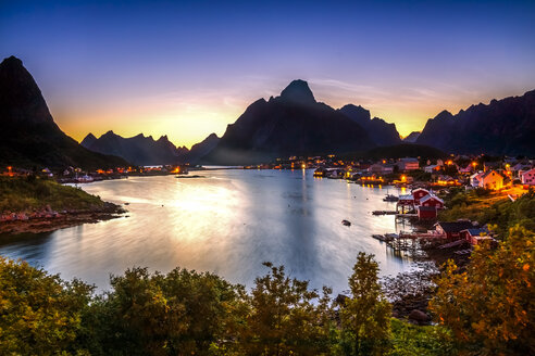 Norwegen, Lofoten, Vestvagoey, Blick auf Reine in der Abenddämmerung - PUF000035