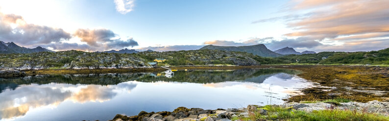 Norwegen, Lofoten, Vestvagoey, Kabelvag, Blick auf den Fjord bei Abendlicht - PUF000038