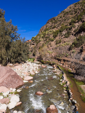 Marokko, Marrakesch-Tensift-El Haouz, Atlasgebirge, Ourika-Tal, Tighfert, Fluss Oued Ourika, lizenzfreies Stockfoto