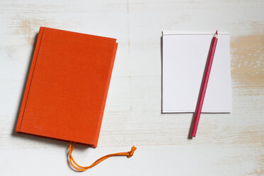 Rotes Buch und Notizblock mit Buntstiften - CMF000158