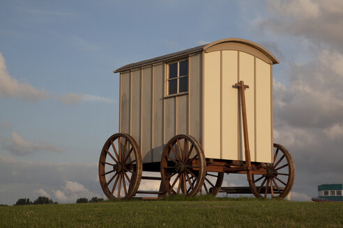 Germany, Lower Saxony, Wremen, old mudflat carriage, historical changing cubicle - OLEF000036