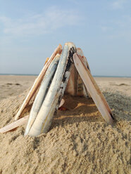 Niedliche, von Kindern gebaute Muschelhütte am Strand von Norderney, Deutschland - JAWF000031