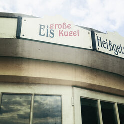 Schild am Eiscafé - MSF004146