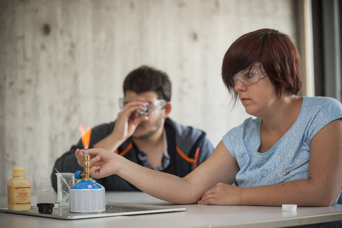 Zwei Berufsschüler beim Experimentieren mit der Flamme - PAF000771