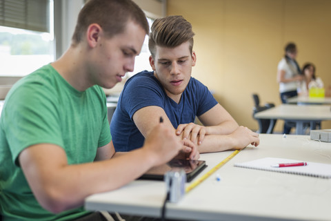 Zwei Berufsschüler im Klassenzimmer, lizenzfreies Stockfoto