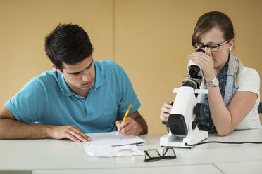 Vocational school students using optician device - PAF000826