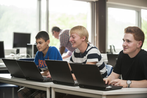 Vocational school students in computer lab - PAF000838