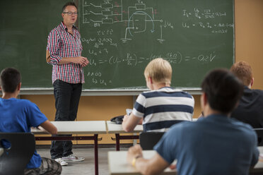 Berufsschüler im Klassenzimmer mit Lehrer an der Tafel - PAF000843