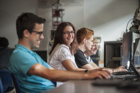 Berufsschüler im Computerraum - PAF000809