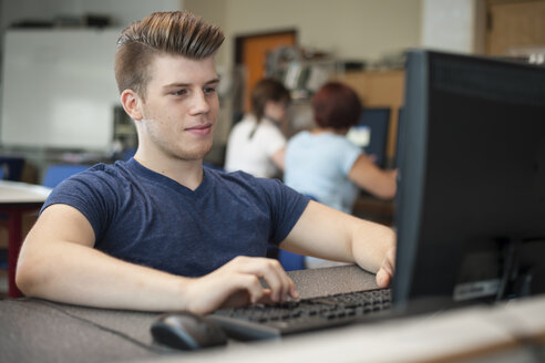 Berufsschüler im Computerraum - PAF000810