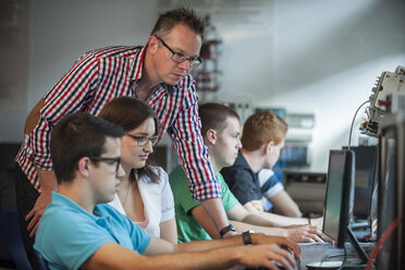 Berufsschüler mit Lehrer im Computerraum - PAF000846