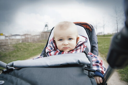 Deutschland, Oberhausen, Blonder kleiner Junge im Kinderwagen - GD000395