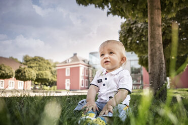 Deutschland, Oberhausen, Blondes Baby sitzt im Park des Oberhausener Schlosses - GDF000400