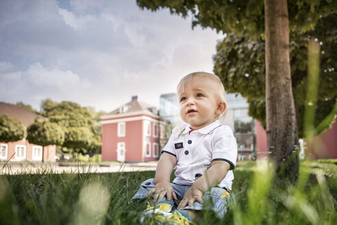 Deutschland, Oberhausen, Blondes Baby sitzt im Park des Oberhausener Schlosses - GDF000400