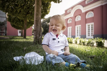 Deutschland, Oberhausen, Blondes Baby sitzt im Park des Oberhausener Schlosses - GDF000401