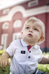 Deutschland, Oberhausen, Blondes Baby sitzt im Park des Oberhausener Schlosses - GDF000402