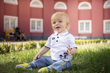 Germany, Oberhausen, Blond baby boy sitting in park of Oberhausen Castle - GDF000404