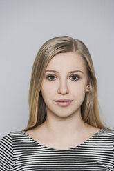 Porträt einer jungen blonden Frau mit braunen Augen - TCF004100
