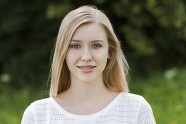 Portrait of smiling young woman - TCF004103